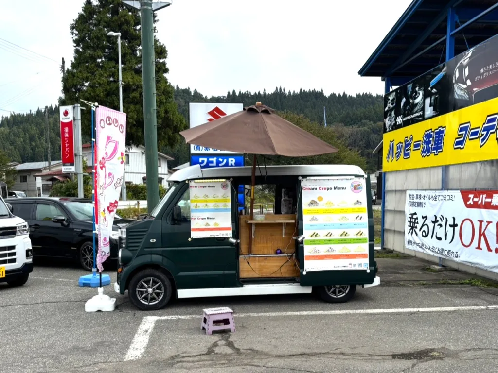 赤松自働車のイベントでクレープを提供している軽バンタイプのキッチンカー