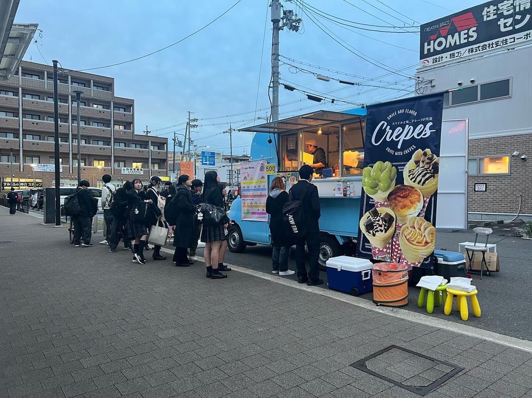 ホームズさんとのコラボイベントで近鉄大久保駅前にクレープキッチンカーで出店中