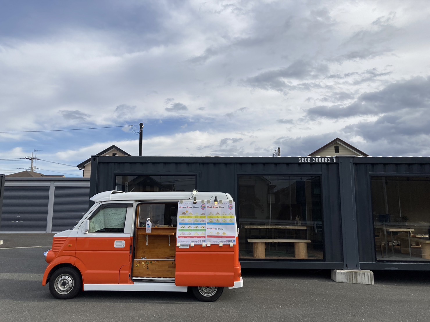 ブルーストレージ小谷田ントに軽バンのクレープキッチンカーで出店