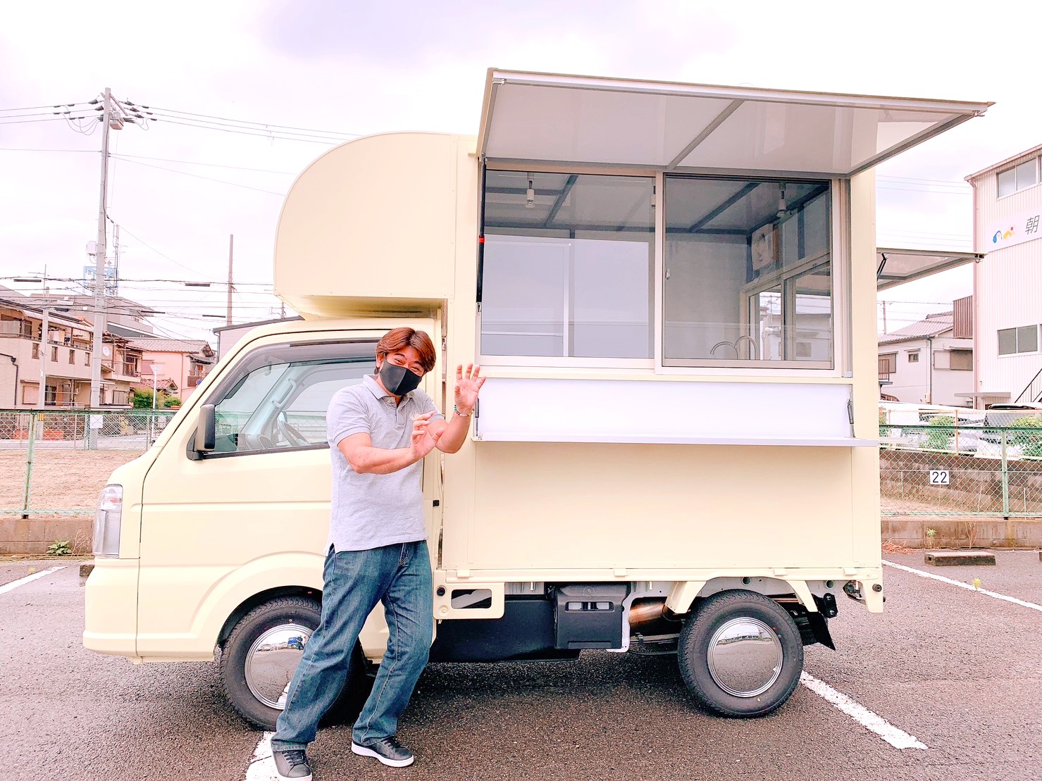 沖縄県のフランチャイズオーナー「りあらのおやつ」のクレープキッチンカー