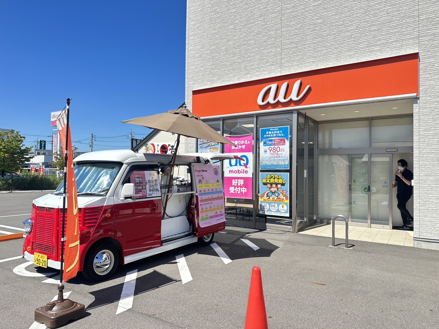 auショップ一宮東のイベントでクレープのキッチンカーで出店中