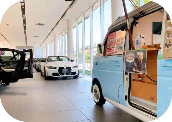 カーディーラーに出店するキッチンカー