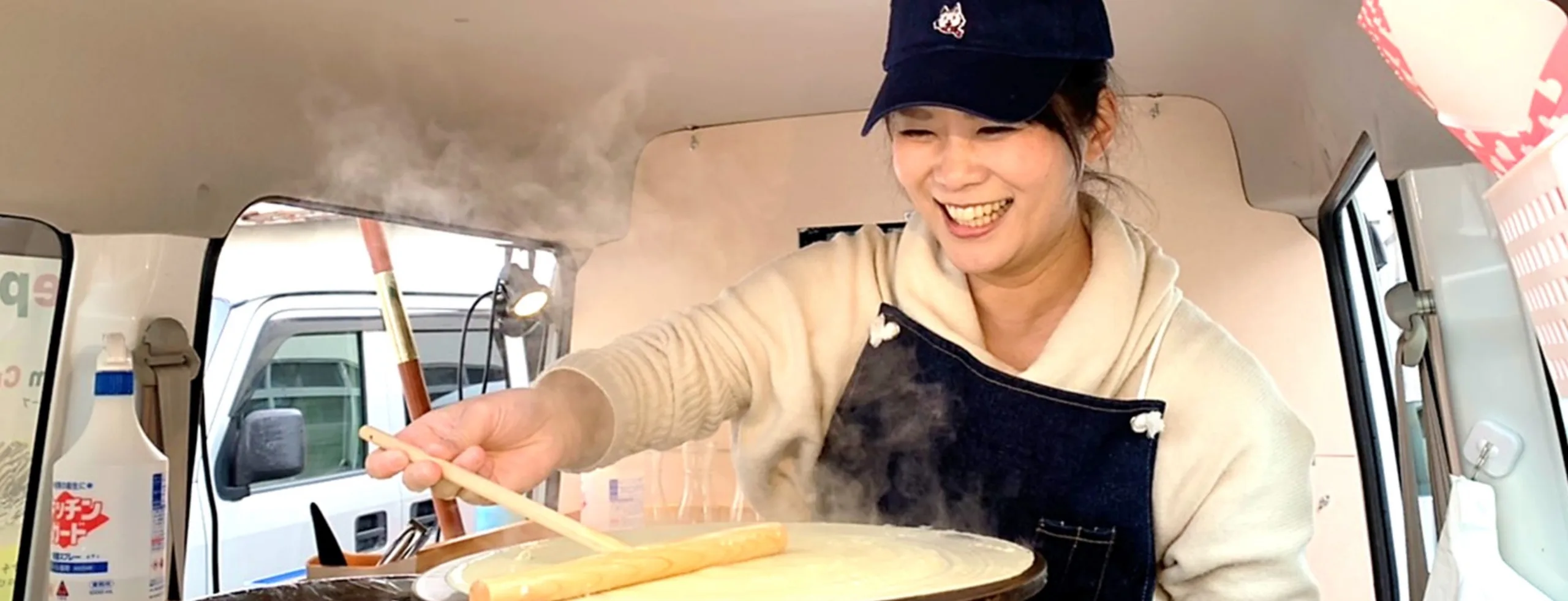 依頼出店でクレープを作る女性