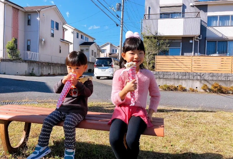 笑顔でクレープを食べる兄弟