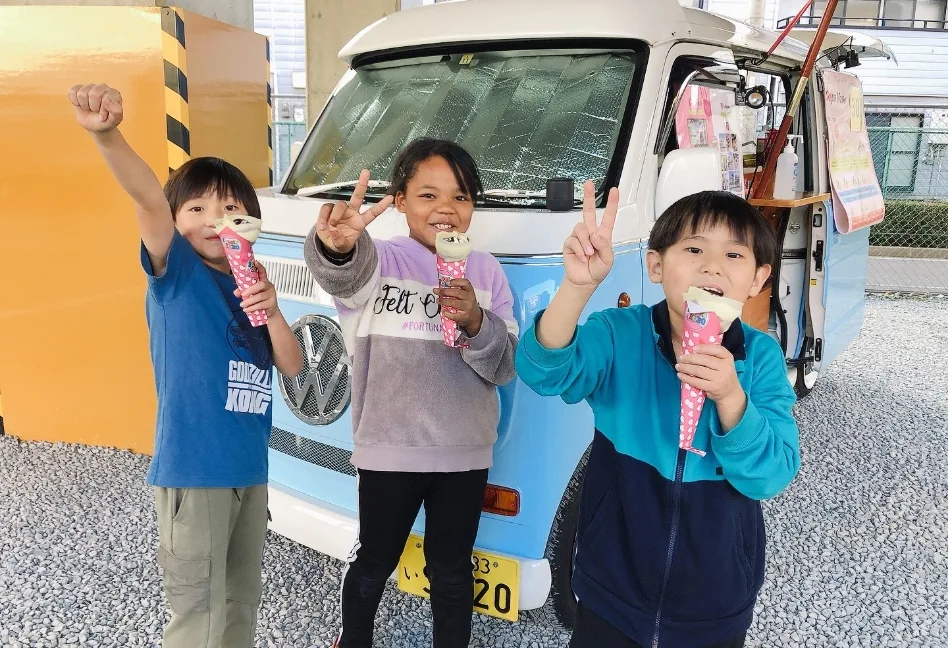 キッチンカーのクレープを食べる子供たち