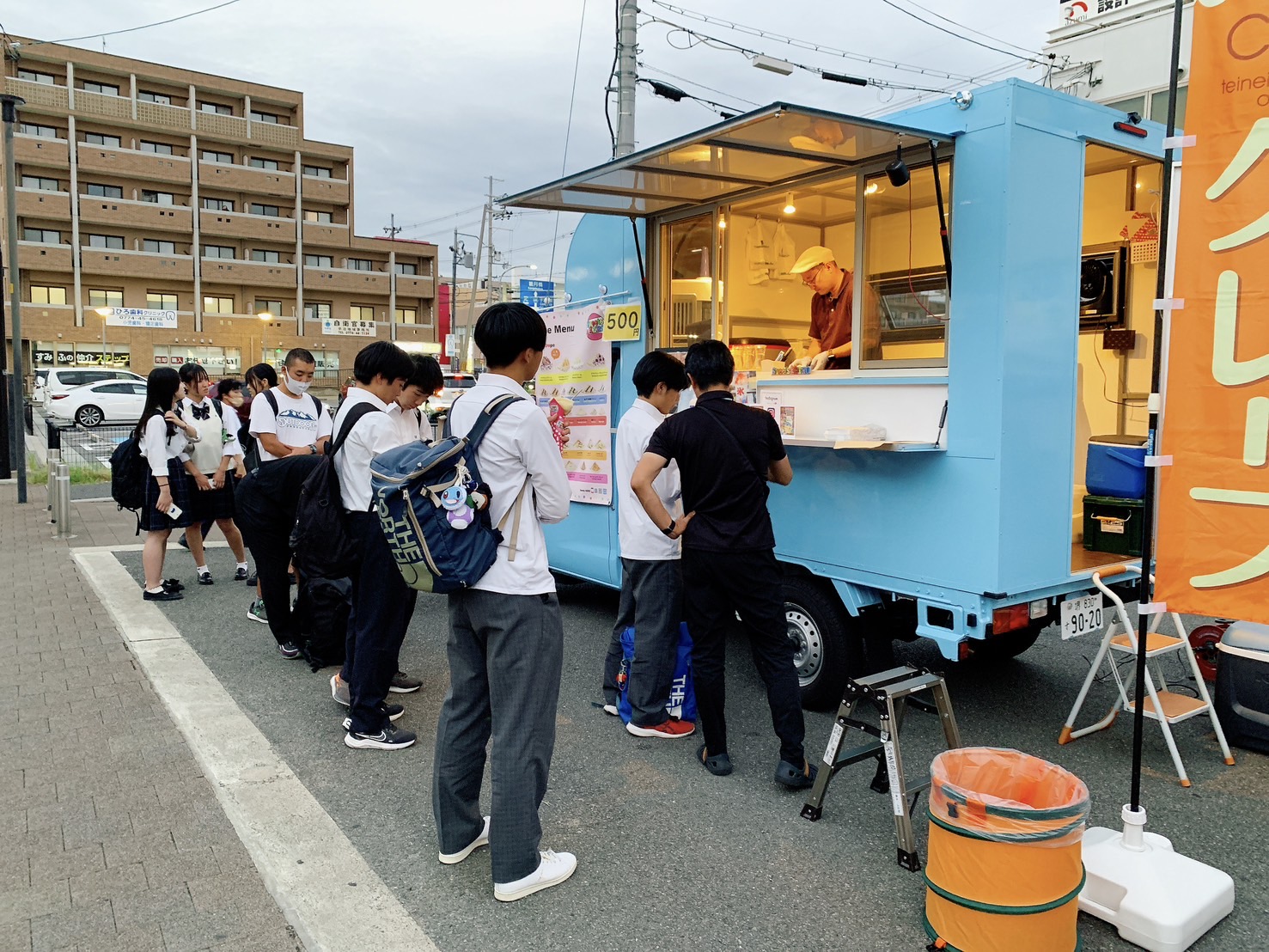 ホームズさんとのコラボイベント第一弾。近鉄大久保駅前にクレープのキッチンカーで出店中