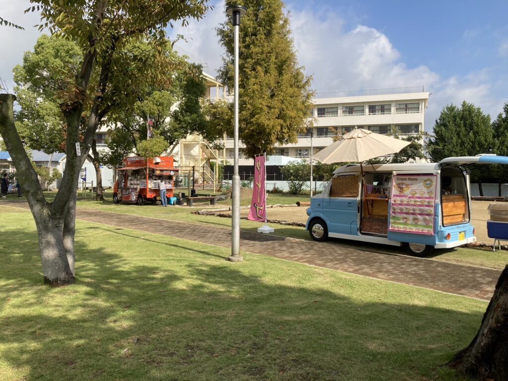 泉公園にクレープキッチンカーで出店