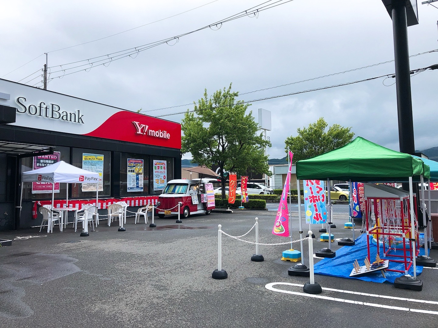 クレープとワッフルのキッチンカーで岩出バイパス中島のソフトバンクに出店