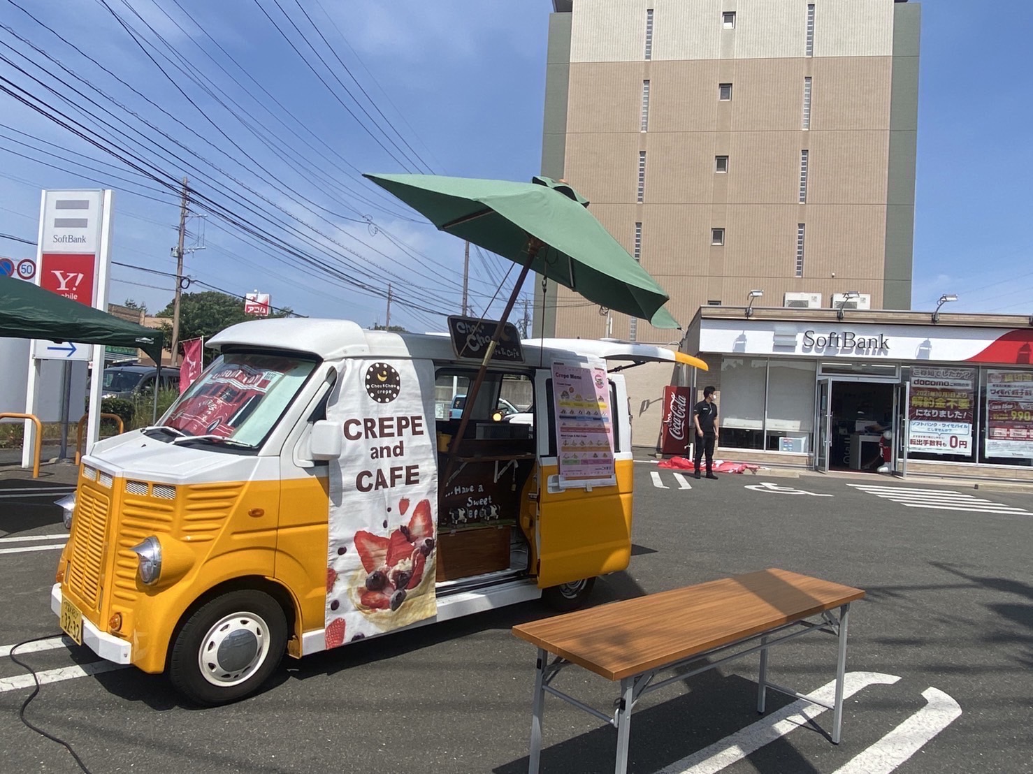 ソフトバンク春日いけいけ通りにクレープのキッチンカーで出店