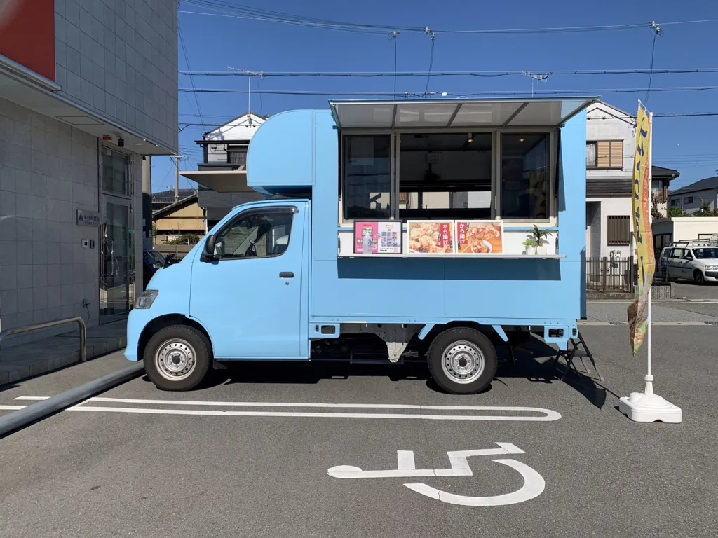 鶏のからあげのキッチンカーでauショップ伊川谷に出店中