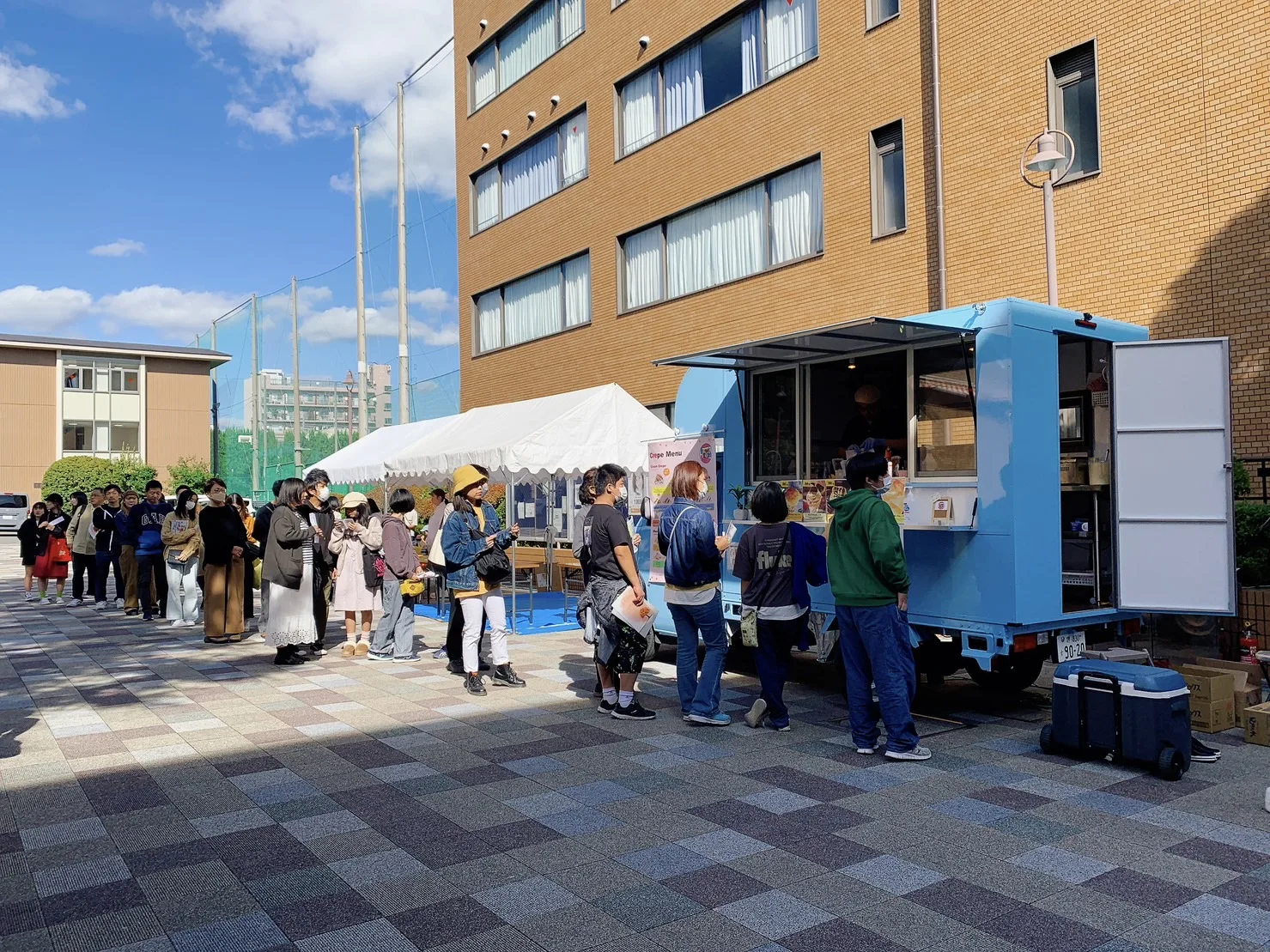 2023年花園大学の学園祭にクレープのキッチンカーで出店