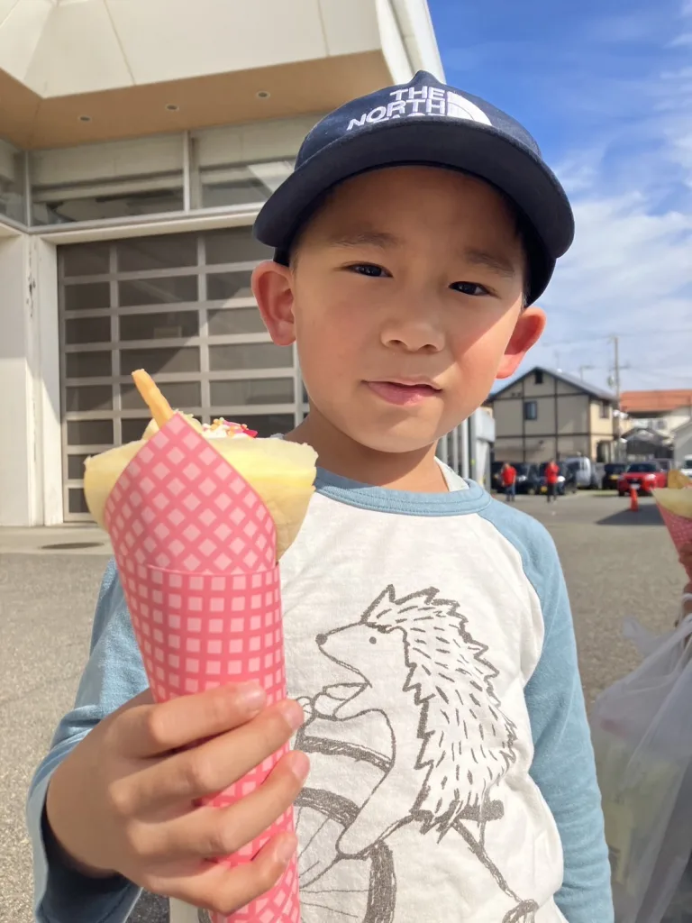 ダイハツ土山店のイベントでクレープを貰った子供