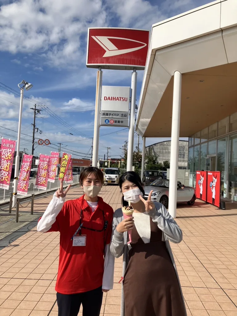 ダイハツ土山店のイベントでスタッフとお客さんの笑顔