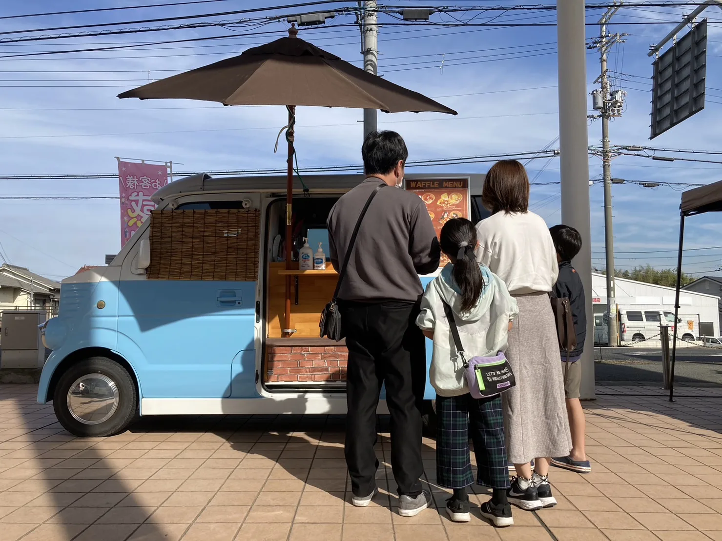 ダイハツ市川橋店にワッフルのキッチンカーで出店