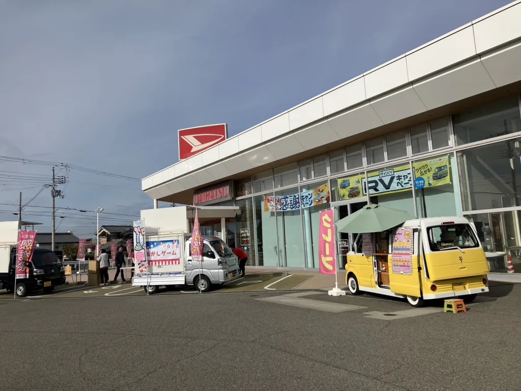 加古川市のダイハツ土山店にクレープのキッチンカーで出店