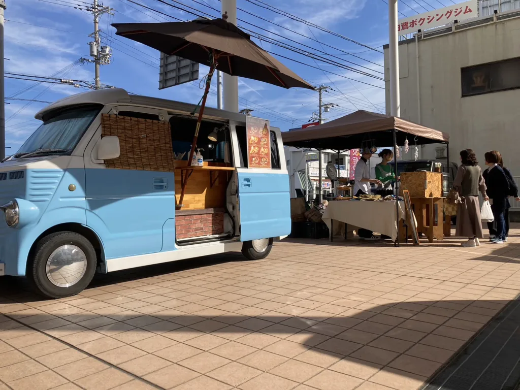 姫路市のダイハツ市川橋店にワッフルのキッチンカーで出店