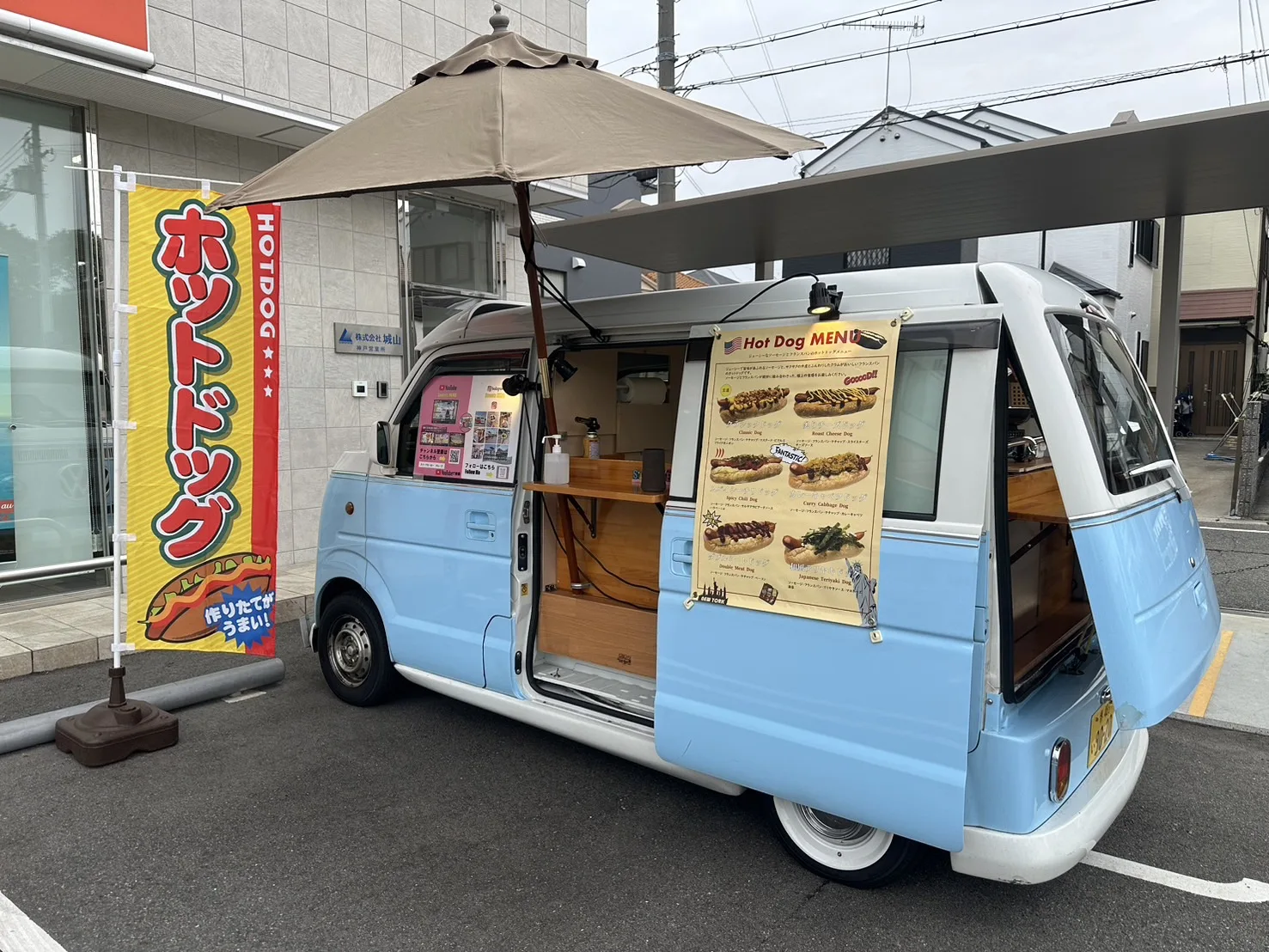 auショップ伊川谷にホットドッグのキッチンカーで出店