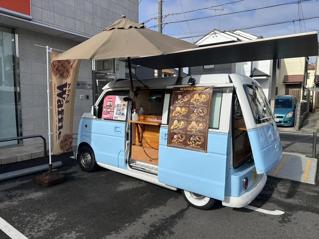 auショップ伊川谷にフルーツワッフルのキッチンカーで出店