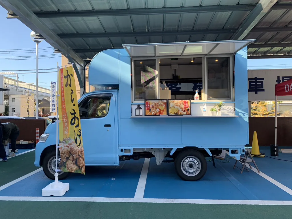 ダイハツ神戸店にからあげとポテトのキッチンカーで出店