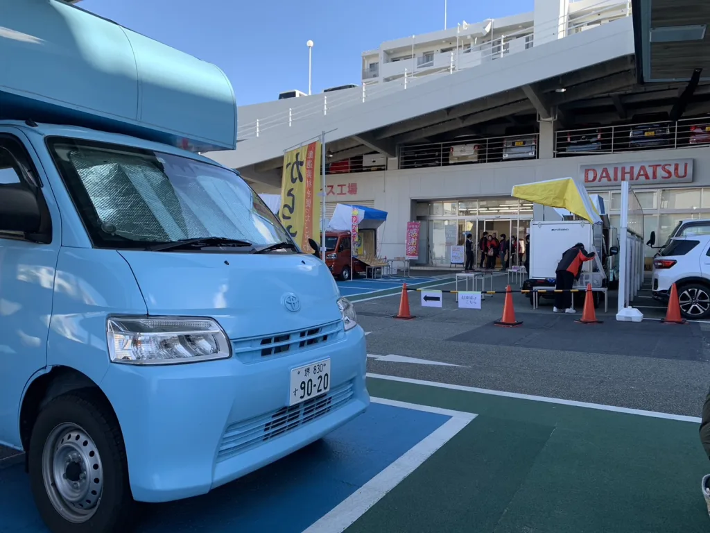 神戸市のダイハツ神戸店にからあげとポテトのキッチンカーで出店