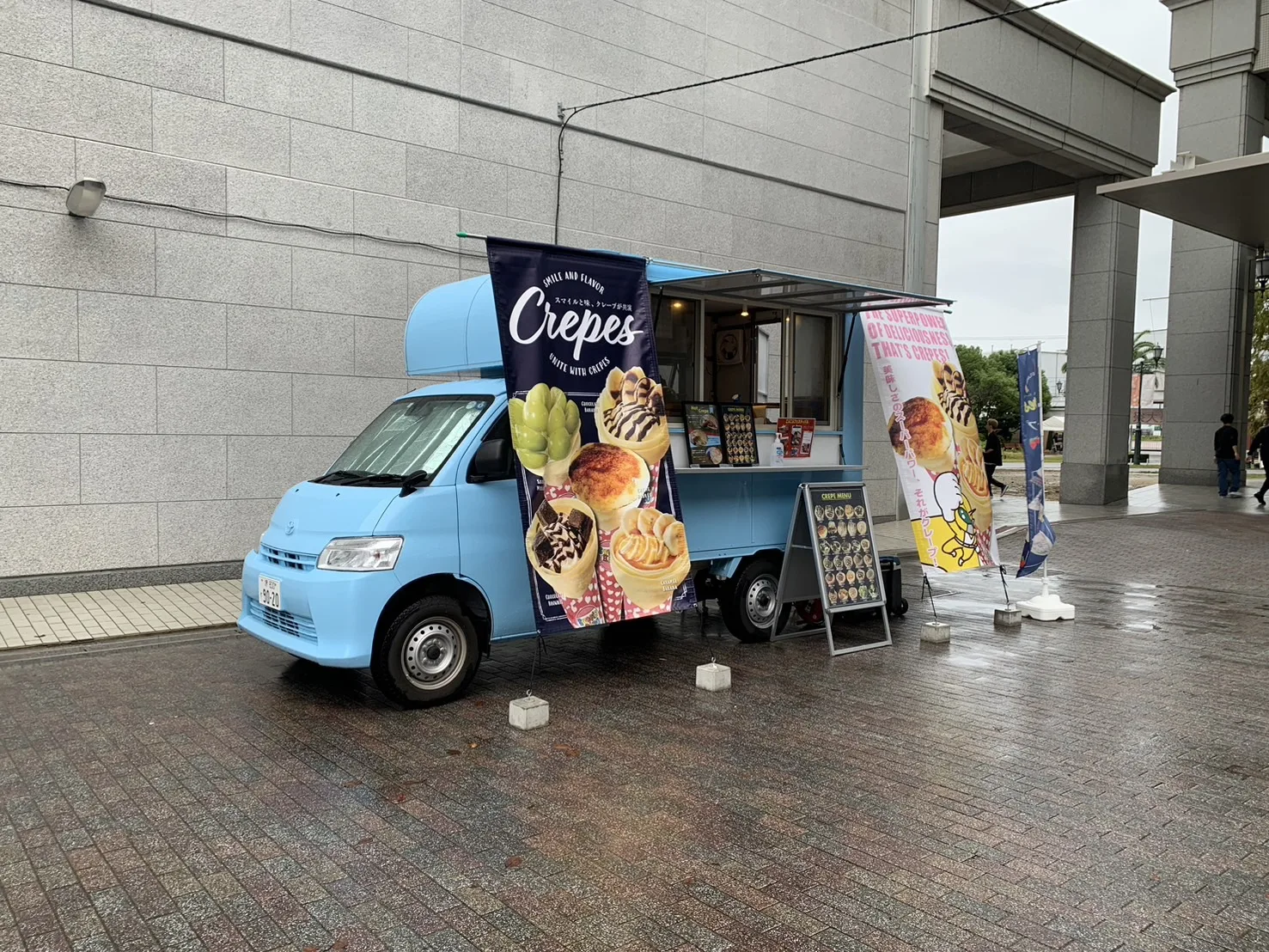 摂南大学寝屋川キャンパスにクレープのキッチンカーで出店