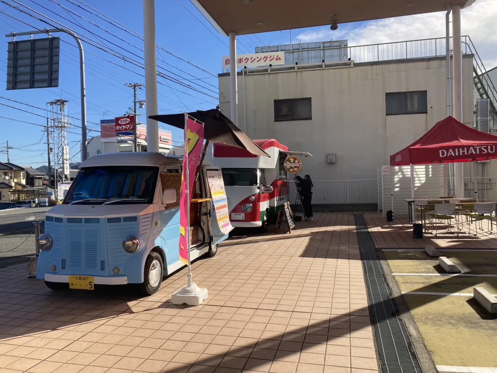 ダイハツ市川橋店にクレープのキッチンカーで出店