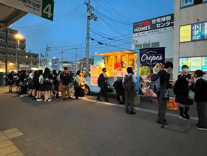 4月24日近鉄大久保駅前ホームズギャラリー駐車場にてクレープキッチンカーに大行列