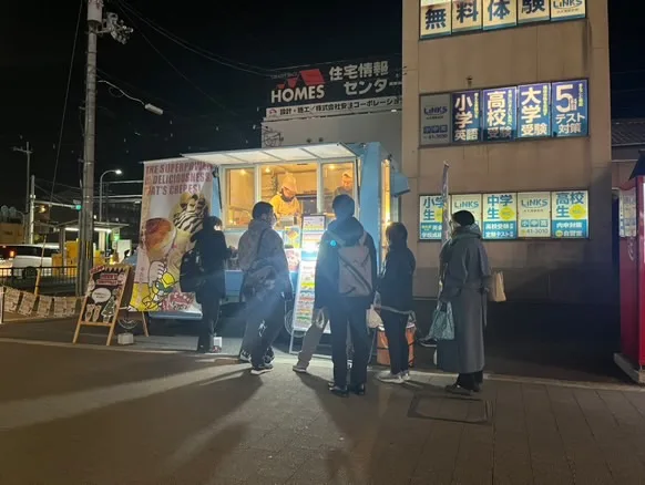 近鉄大久保駅前のキッチンカーで行列が出来ている