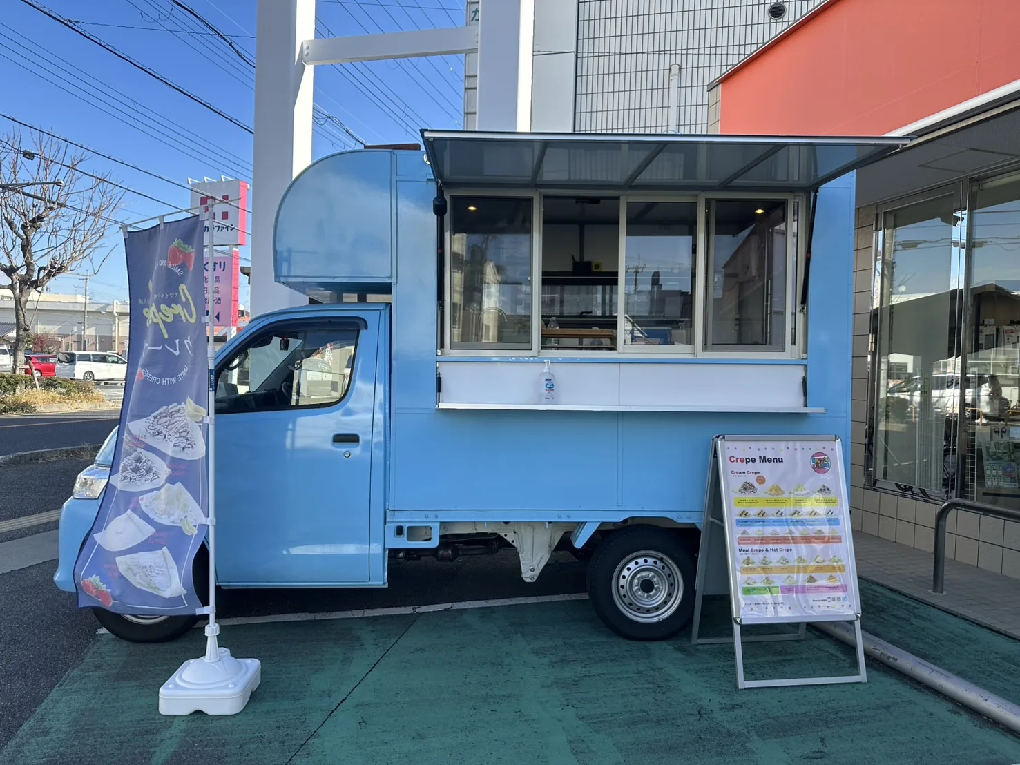 クレープのキッチンカーでauショップ西明石に出店