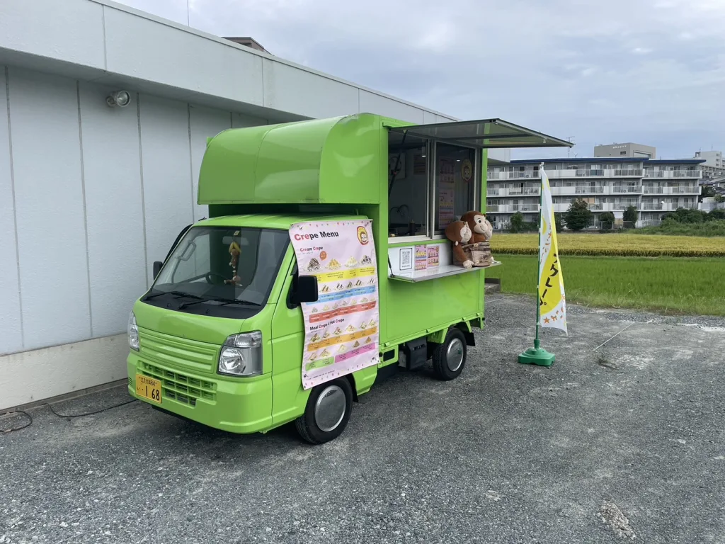 企業イベントに出店中のクレープキッチンカー