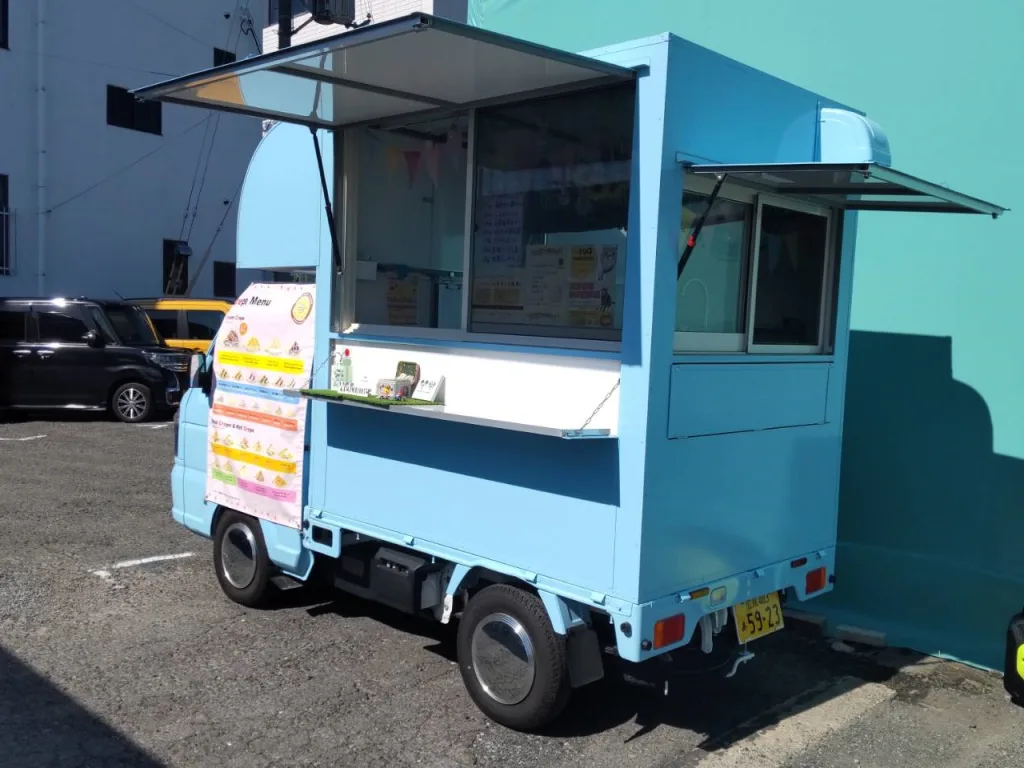 滋賀県湖南市の企業イベントに出店中のクレープキッチンカー