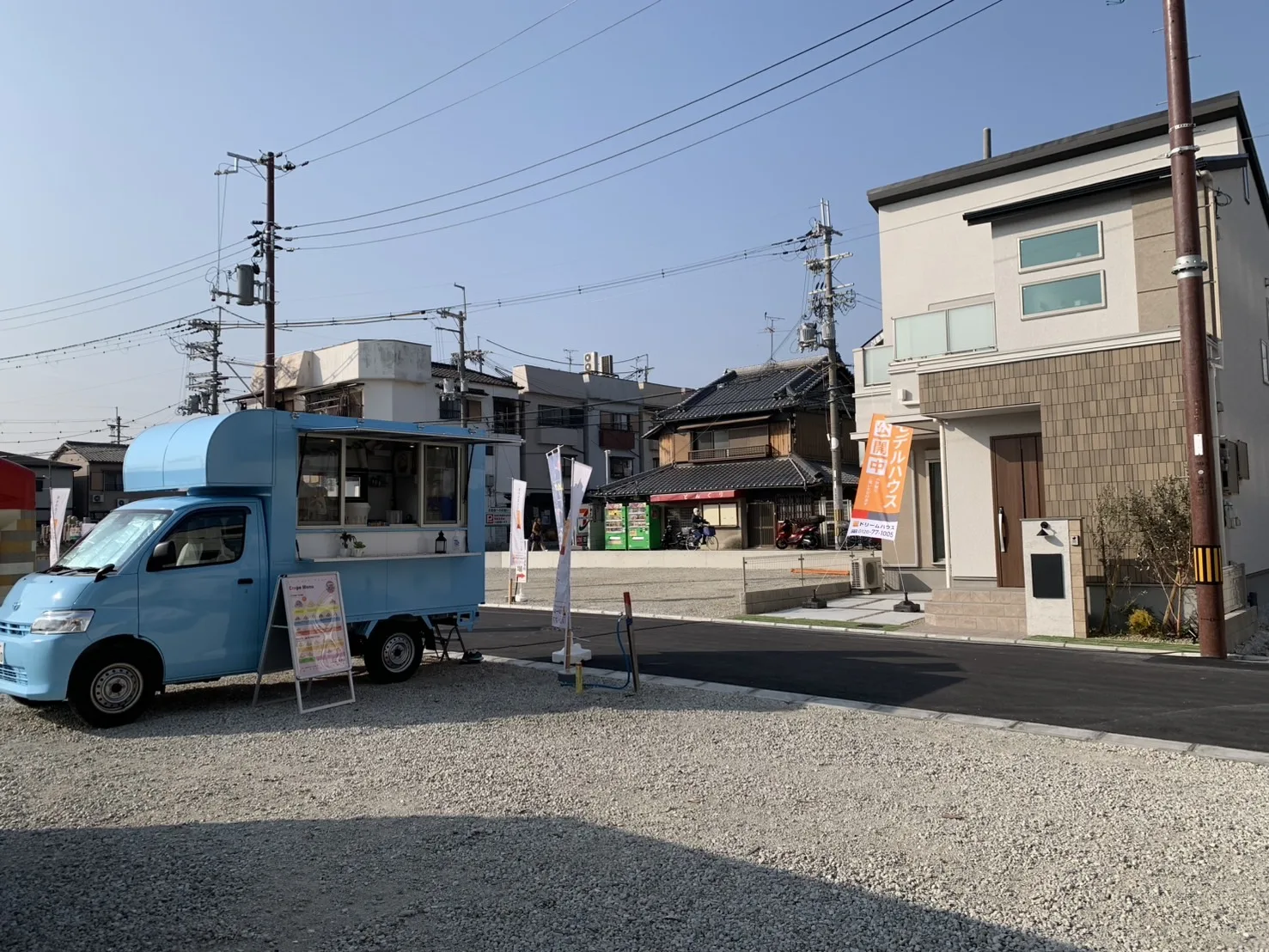 東大阪市のドリームハウス花園駅前にクレープのキッチンカーで出店