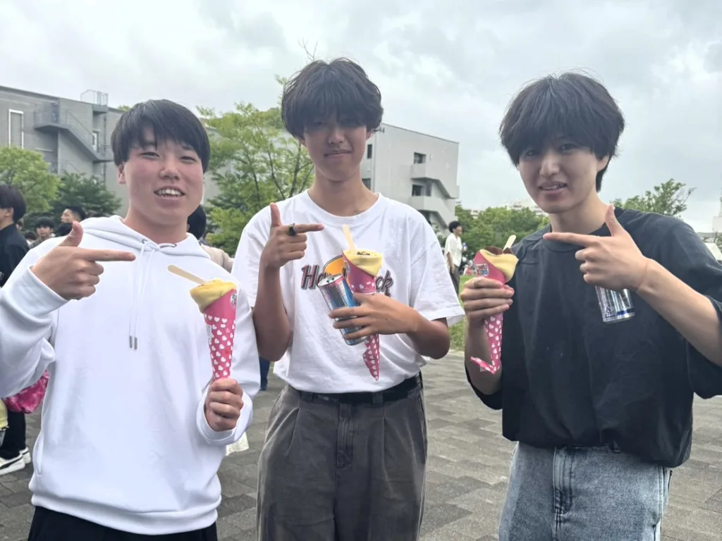 友好祭にてクレープを買った学生