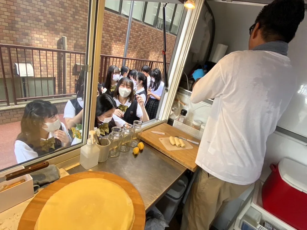 2023年京都光華中学校高等学校の文化祭で生徒が行列