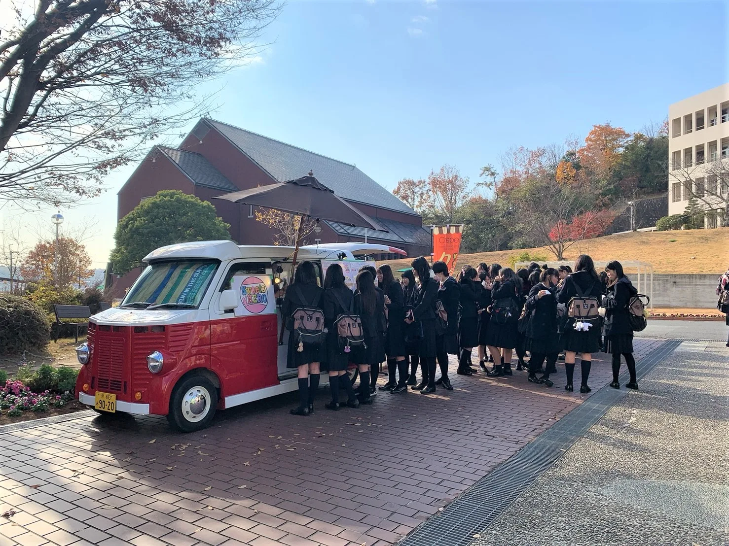 学生がキッチンカーに行列