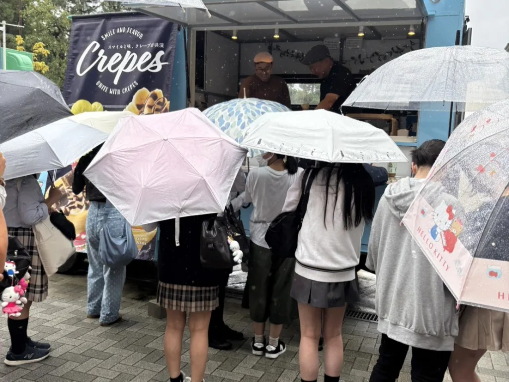 同志社女子高等学校の文化祭でキッチンカーで調理中