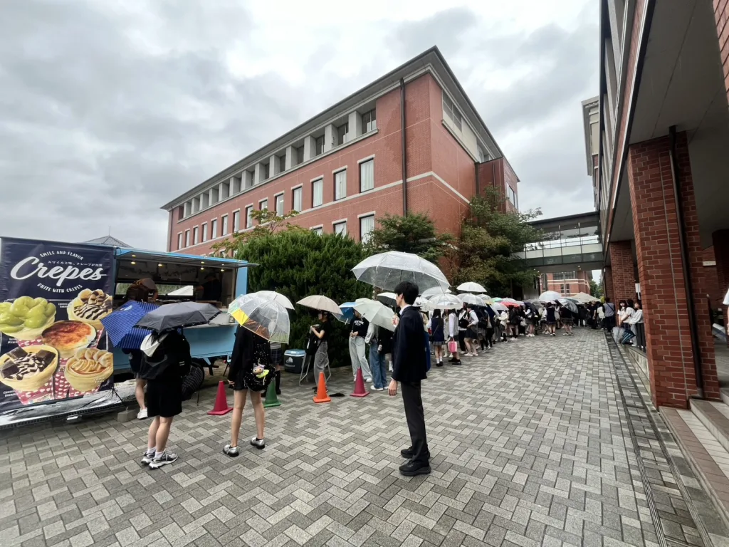 同志社女子高等学校の文化祭でキッチンカーの前の行列