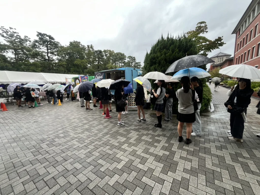 志社女子高等学校の文化祭でクレープの前の行列
