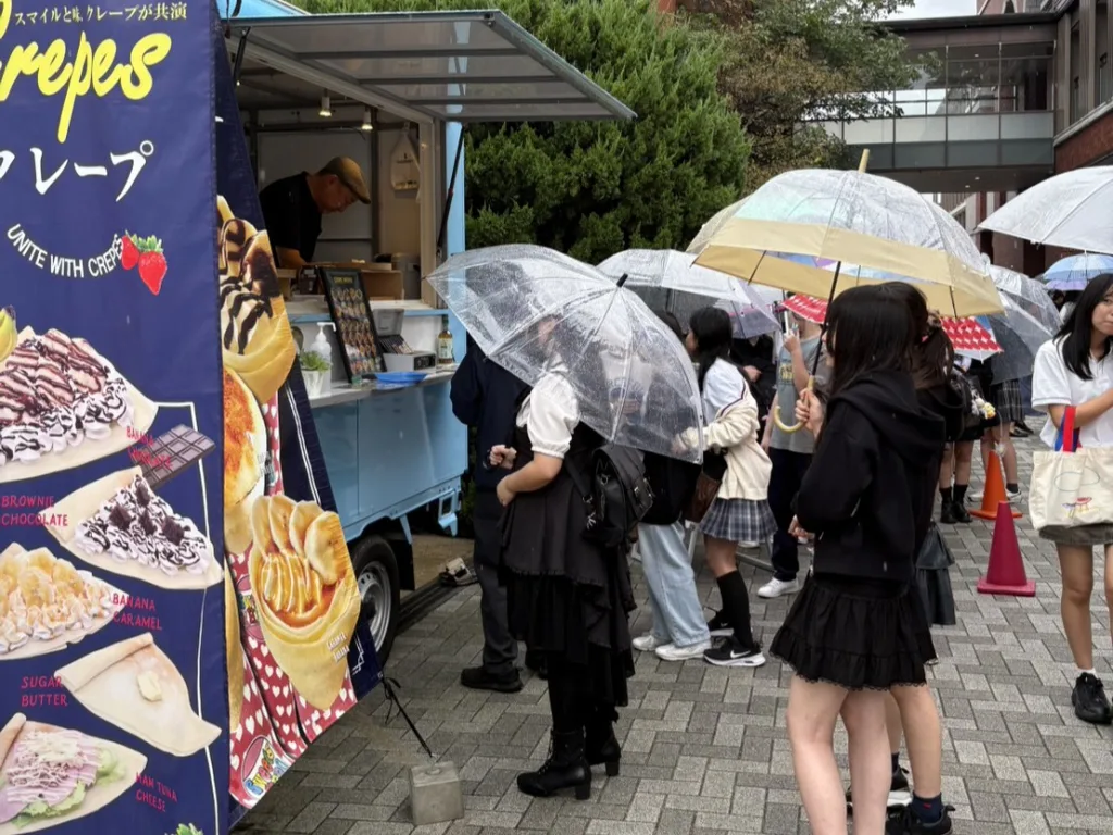 同志社女子高等学校の文化祭でクレープキッチンカーの前の行列