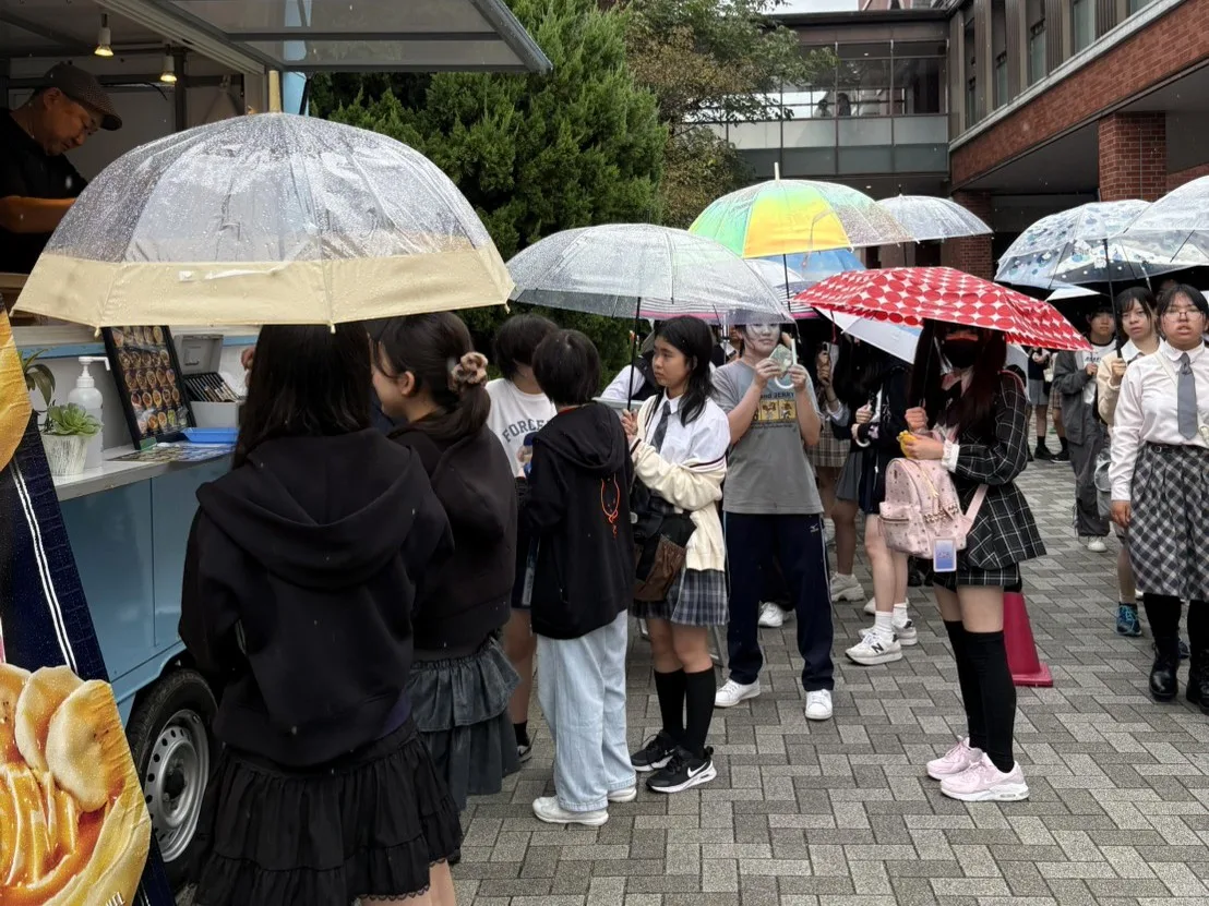 同志社女子高等学校の文化祭で学生が行列