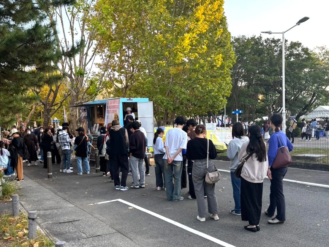 大阪公立大学の大学祭でクレープキッチンカーに行列