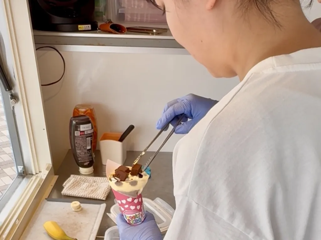 クレープに生チョコ盛り付け