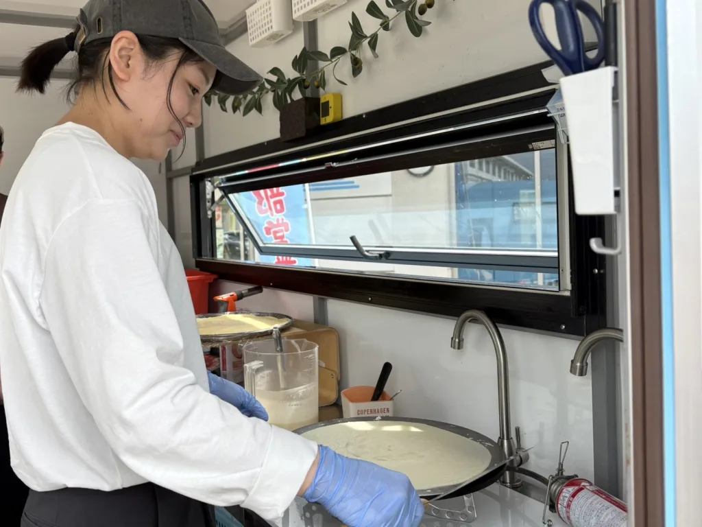 現場研修でクレープの生地焼き中