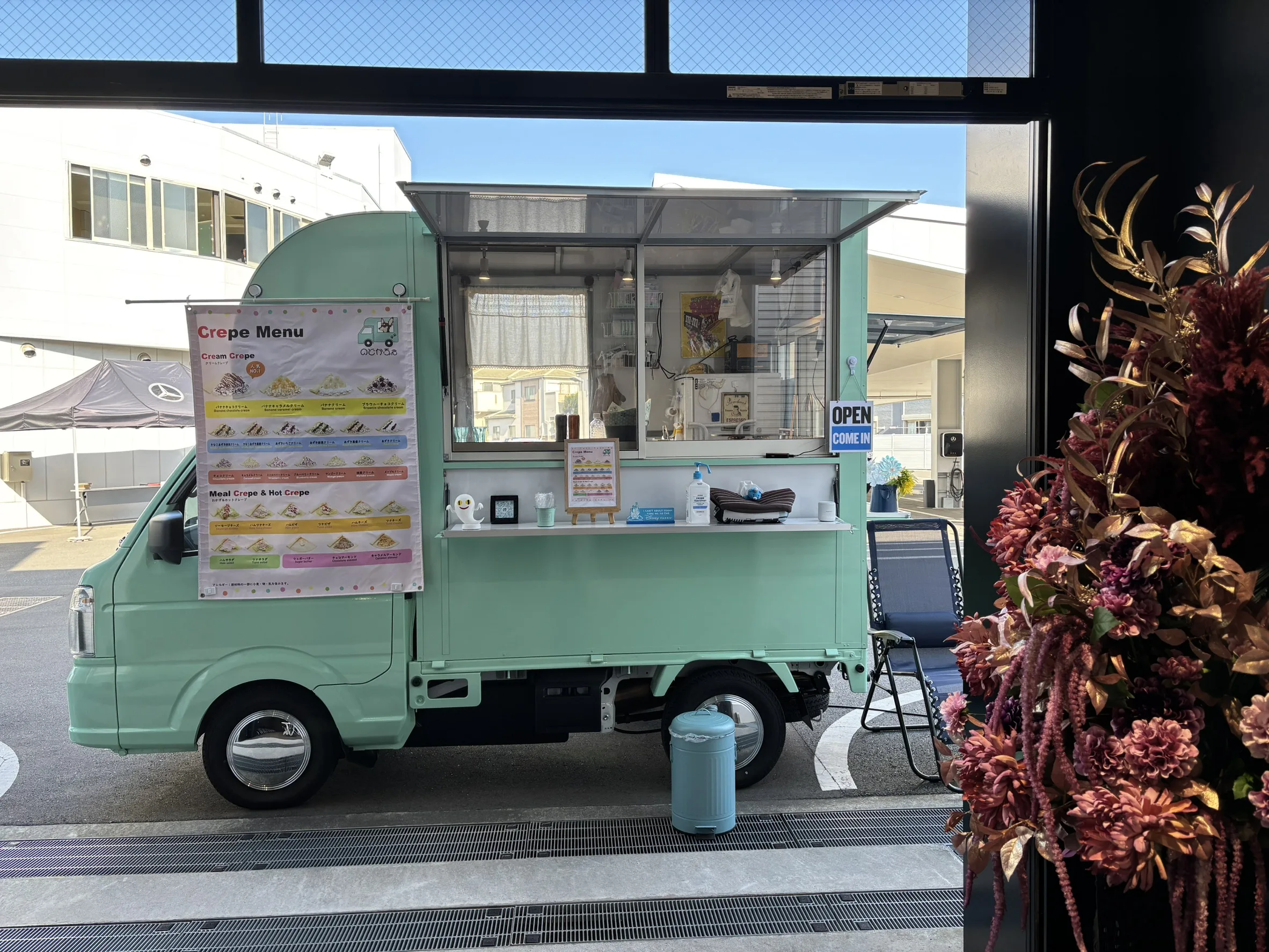 ヤナセさいたま支店にクレープのキッチンカーでのどかふぇが出店