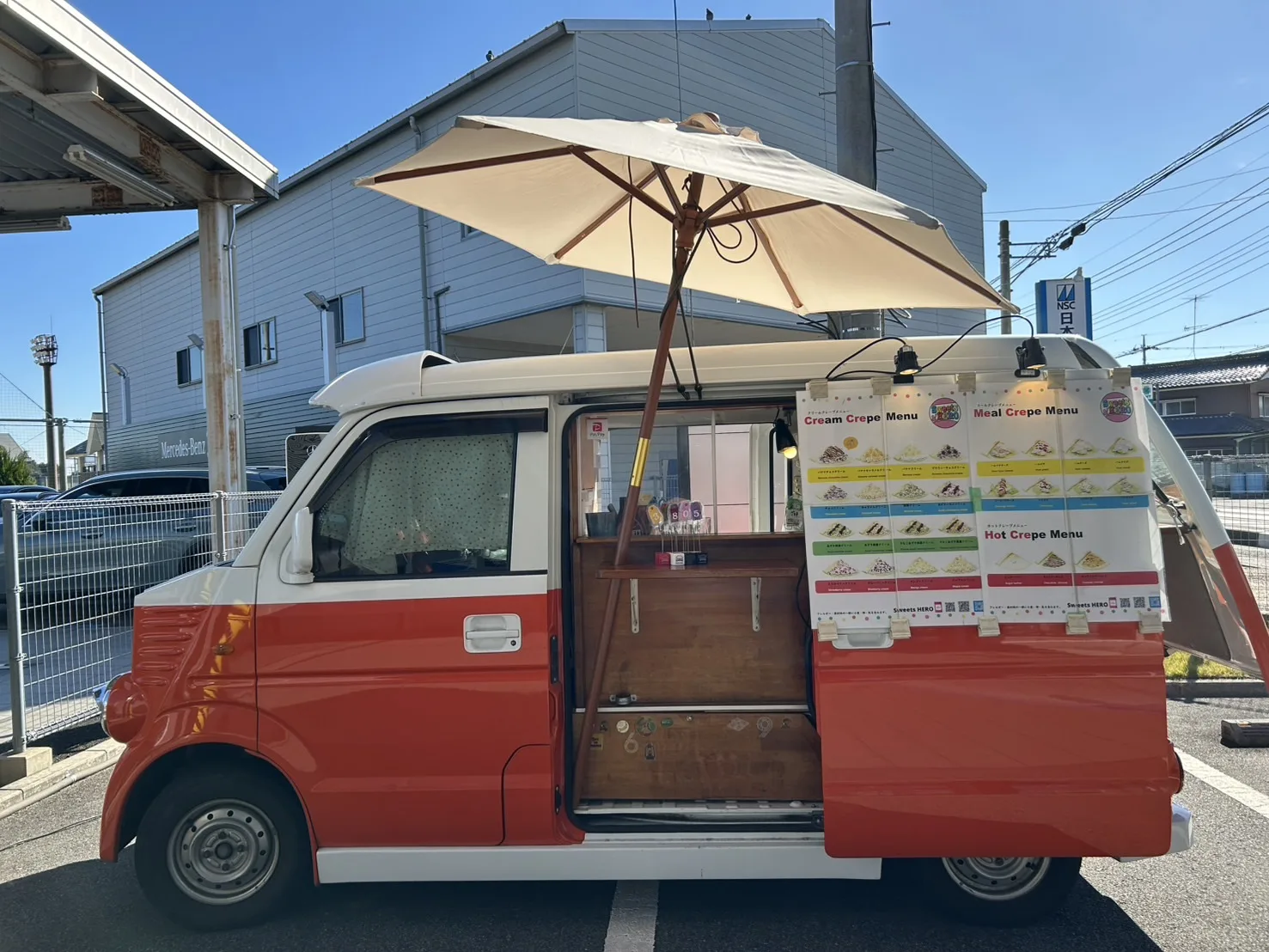 ヤナセ太田支店にクレープのキッチンカーでコッシークレープさんが出店