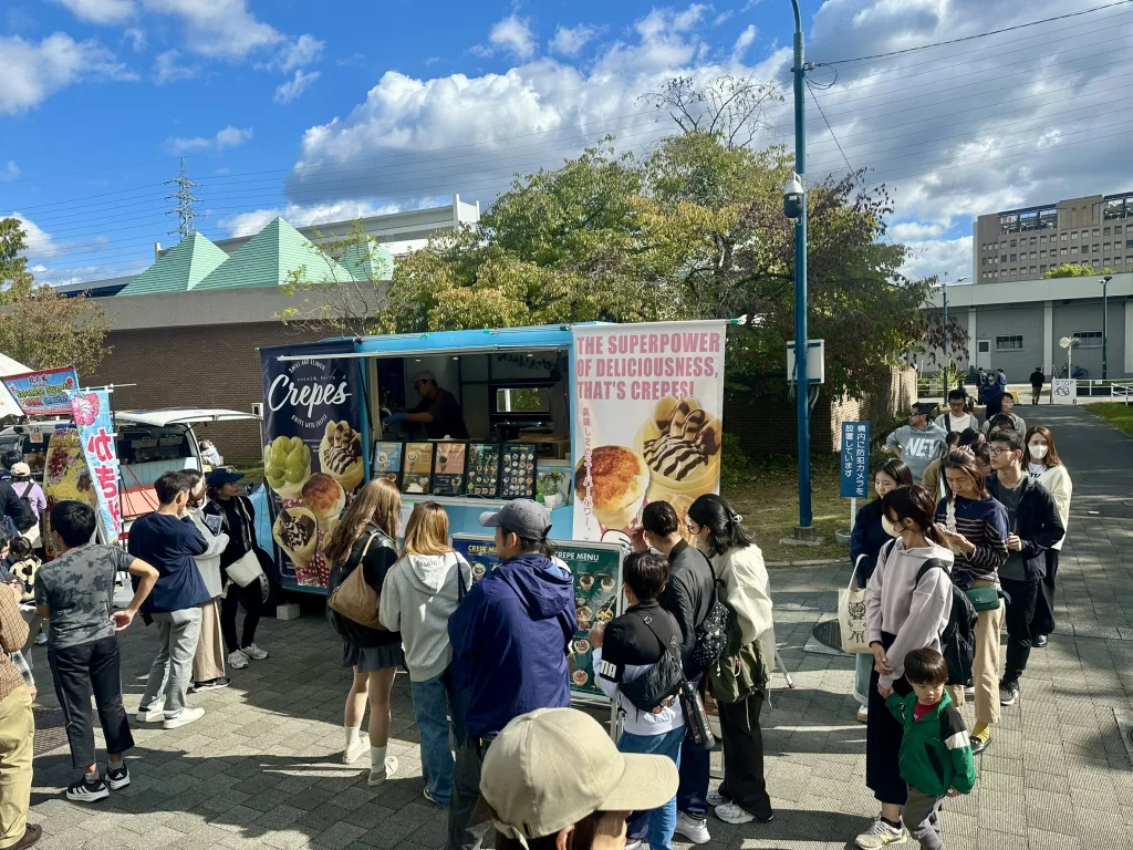 大阪公立大学の第77回白鷺祭でクレープのキッチンカーに大行列