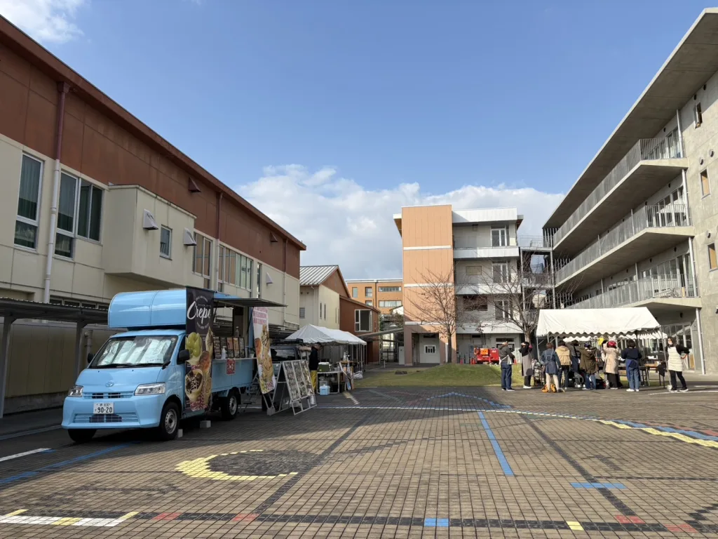 洛陽総合高等学校の文化祭で出店準備中