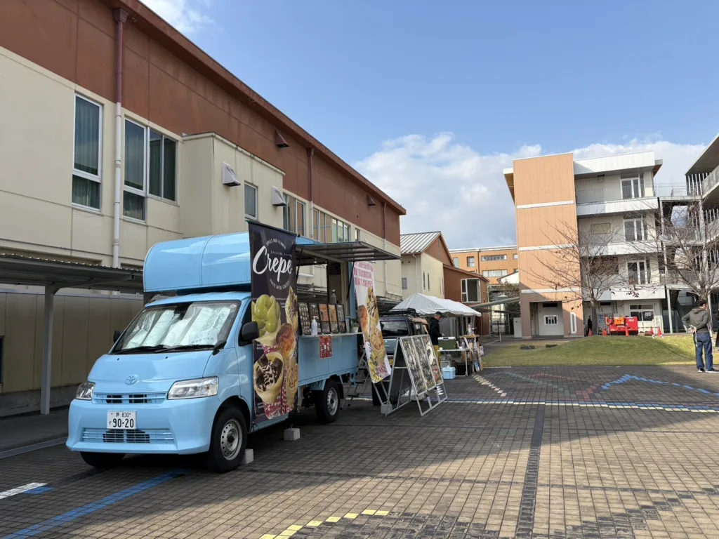 洛陽総合高等学校の文化祭にクレープキッチンカーとコーヒースタンド