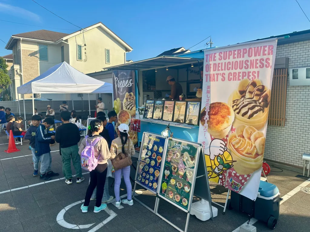 精華台5丁目自治会第9回秋祭りに出店のクレープのキッチンカーに行列の子供