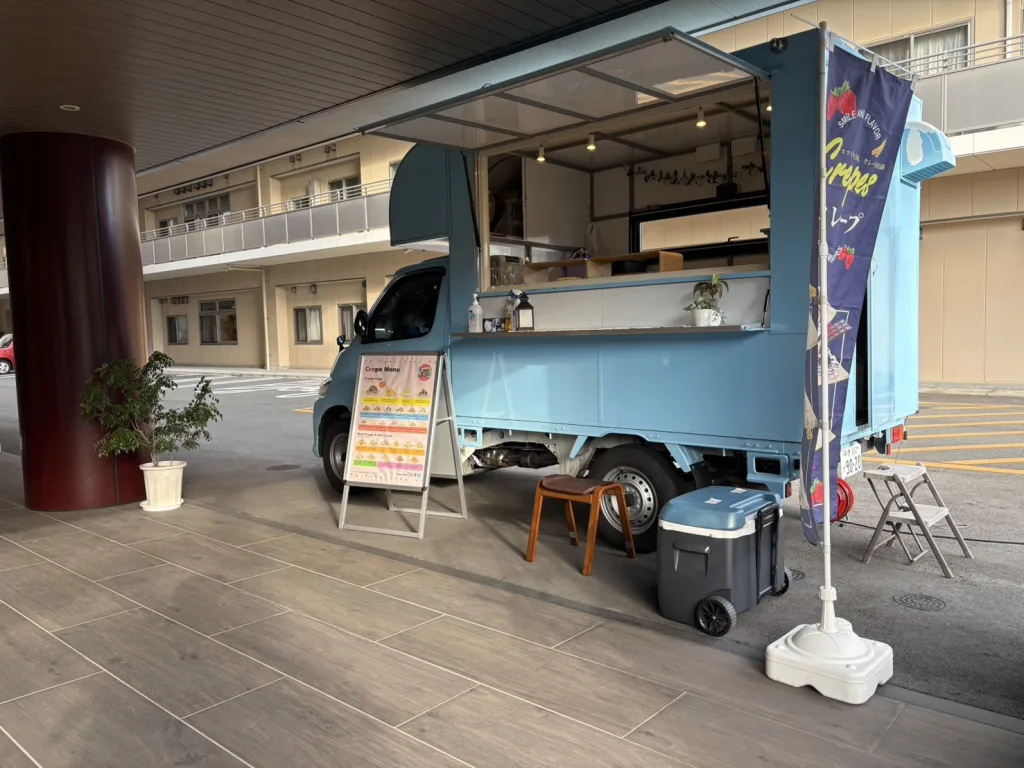 クレープキッチンカーとバックにカサブランカ本館